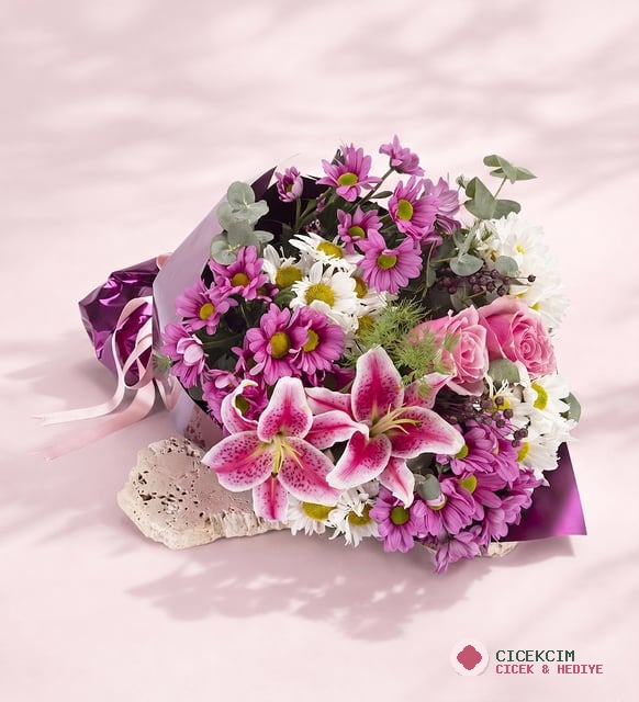 Mor Bukette Pembe Lilyumlar ve Papatyalar
