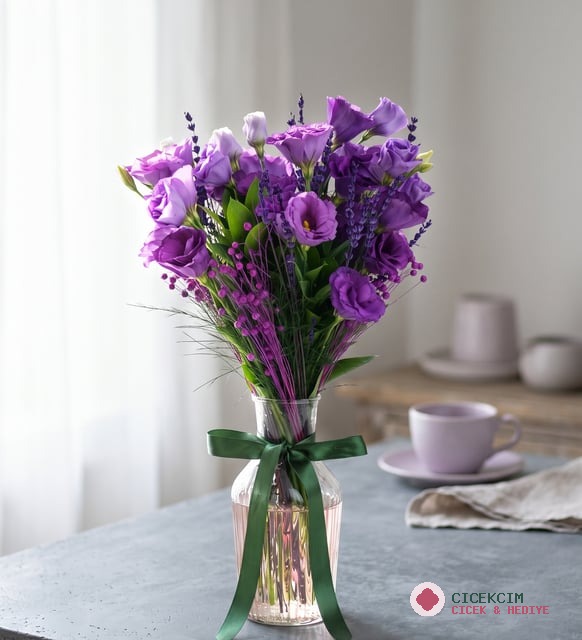 Cam Vazoda Mor Lisyantus ve Mor Luna