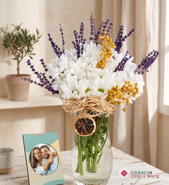 Cam Vazoda Beyaz Papatyalar ve Stickerlı Çerçeve