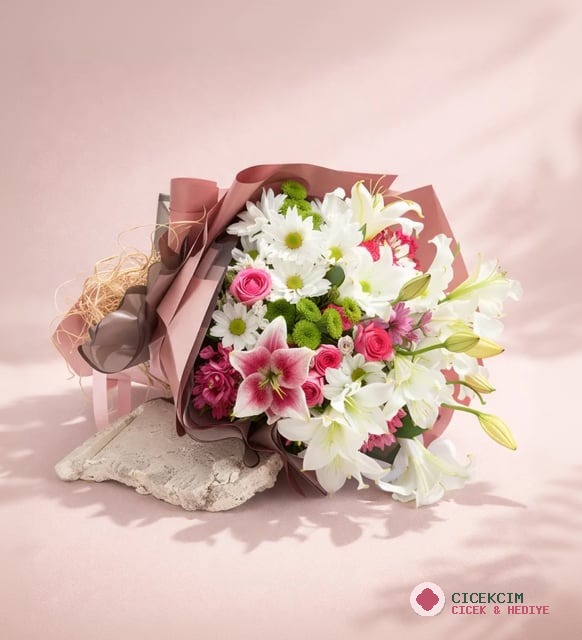 Koyu Somon Bukette Pembe ve Beyaz Lilyumlar