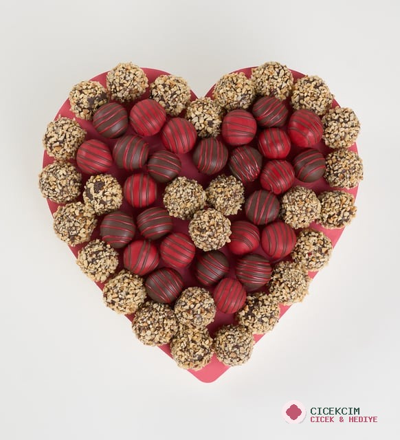 Kalp Straforda Kırmızılı ve Fındıklı Trüf Kekler