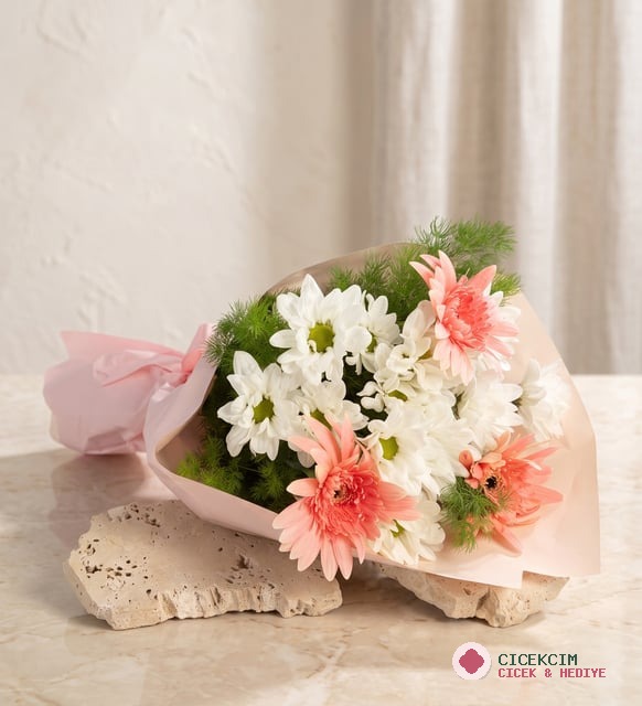 Pembe Buket Kağıdında Beyaz Papatya ve Gerbera